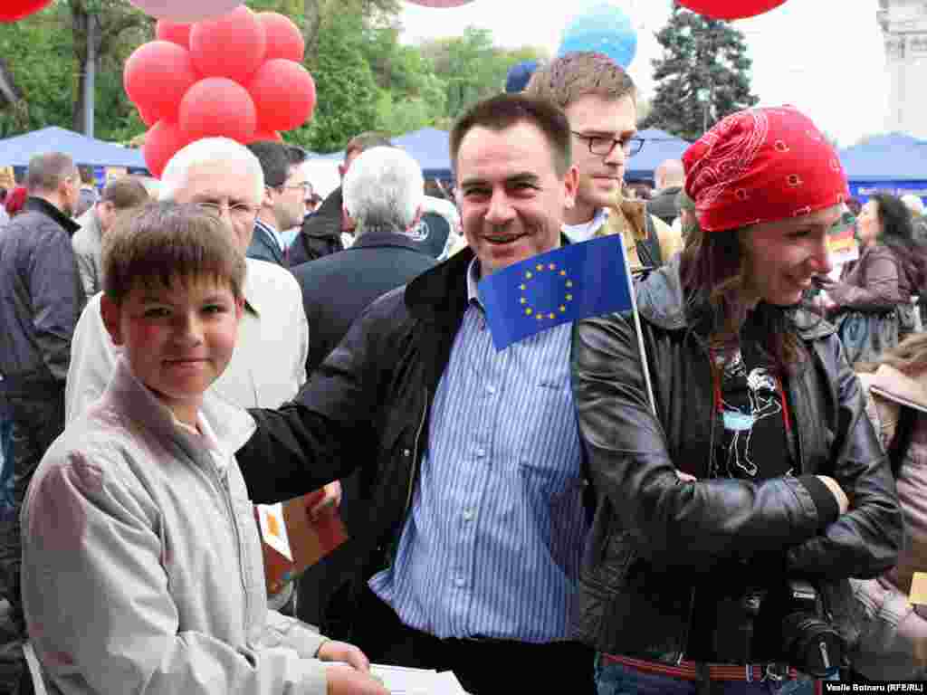 Zîmbiți vă rog către Vasile reporter-fotograf