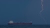 رعدوبرق در کنار یک تانکر نفتی در نزدیکی سواحل مسقط در عمان