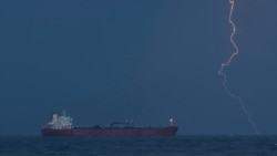 رعدوبرق در کنار یک تانکر نفتی در نزدیکی سواحل مسقط در عمان