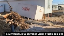 Укриття буквально розкидало по пляжу в севастопольській Орловці (Мамашай) під час шторму в січні 2026 року