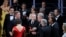 Жүргізушіге жеңімпаздың La La Land фильмі емес, Moonlight картинасы екенін көрсетіп жатқан сәт. 26 ақпан 2017 жыл. 