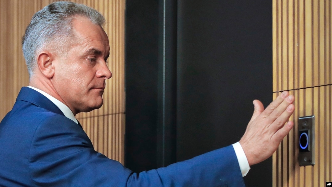 Vladimir Plahotniuc, în 2019, părăsind sala de conferințe de presă a Partidului Democrat de guvernământ, pe care l-a condus înainte de a fi debarcat de la putere în acel an și înainte de a fugi din Republica Moldova. 