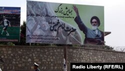 په دې ورځو کې د کابل ښار په غربي سیمو کې د ایران د مذهبي مشر ایت اله خمیني لوی لوی عسکونه لیدل کېږي.
ځیني خلک وایي په پام کې ده چې په راتلونکو څو ورځو کې د هغه د یاد غونډې جوړې شي.