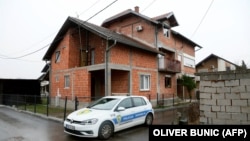 Kuća u kojoj je pronađeno 31 dijete u Brčkom za koje vlasti sumnjaju da su žrtve trgovaca ljudima, 27. februara 2025.