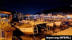 Рыбацкие лодки и прогулочные ялики у набережной Назукина в Балаклаве