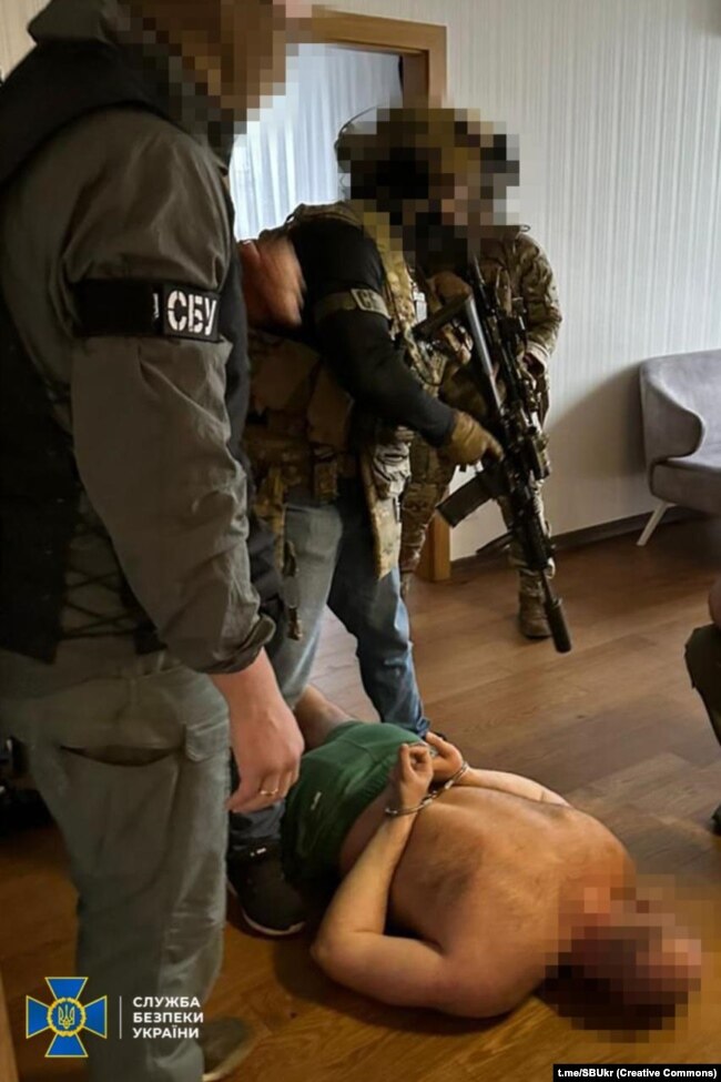 Затримання детектива НАБУ Руслана Магамедрасулова. Фото було опубліковане 21 липня 2025 року на ресурсах Служби безпеки України