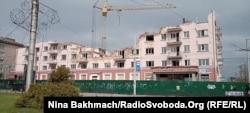 Зруйнований готель «Україна» в центрі Чернігова. 2026 рік. Російська армія вдарила по будівлі ще у 2022 році
