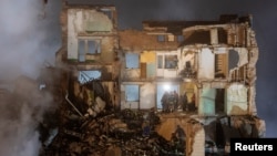 За даними Державної служби з надзвичайних ситуацій, у Тернополі другу добу поспіль тривають пошукові й аварійно-рятувальні роботи на місці російського удару