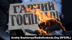 На акції під КМДА у березні цього року на зліпленому зі снігу голові КМДА запалили шапку