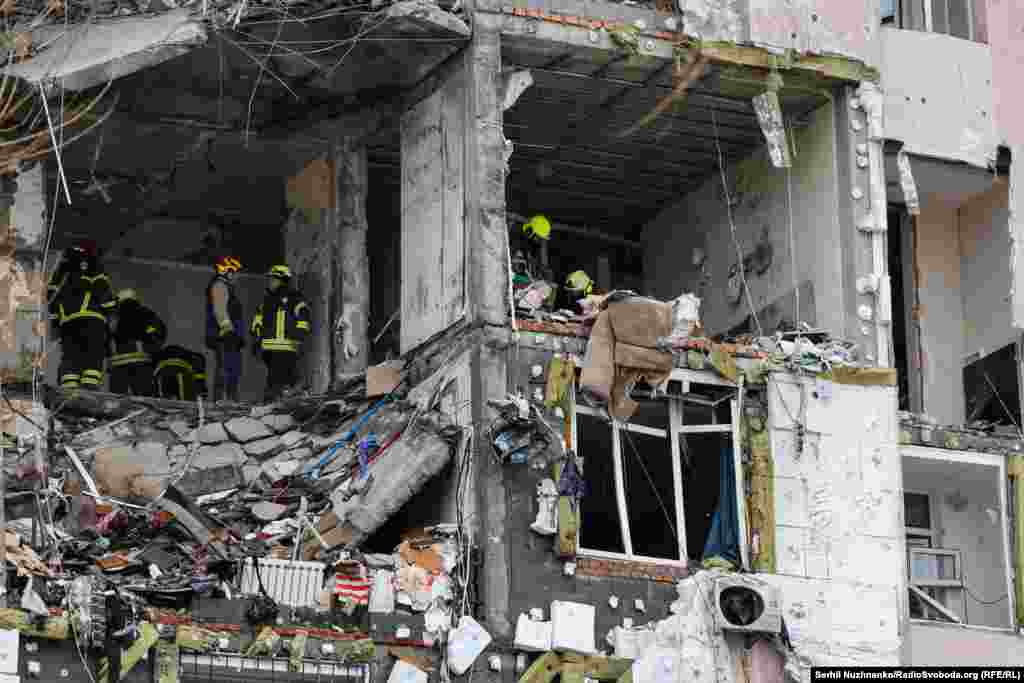 Рятувальники розбивають завали у багатоповерхівці у Дніпровському районі Києва