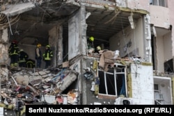 Рятувальники розбивають завали у багатоповерхівці у Дніпровському районі Києва, 27 грудня 2025 року