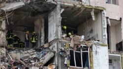 Місце влучення російського дрона вв житловий будинок. Київ. 27 грудня 2025 року