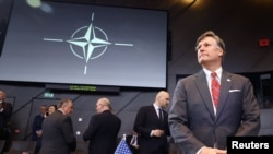 აშშ-ის სახელმწიფო მდივნის მოადგილე ქრისტოფერ ლანდაუ ნატოს საგარეო საქმეთა მინისტერიალზე ბრიუსელში, ნატოს შტაბბინაში