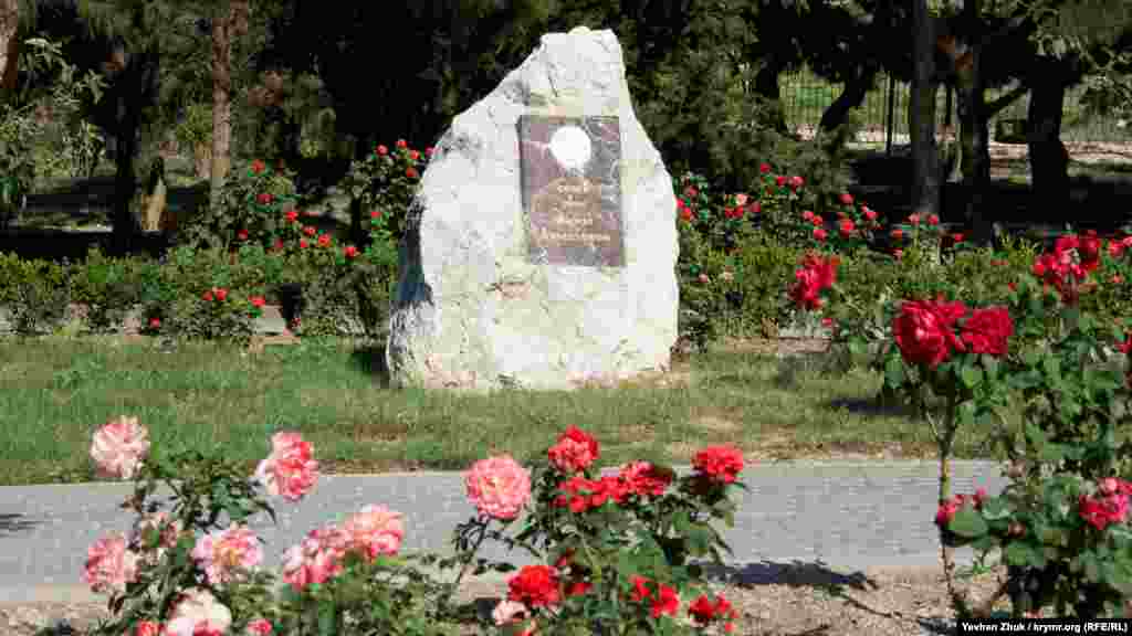 О знаковой поэтессе напоминает мемориальная табличка на камне. Там же говорится о том, что раньше парк назывался сквером