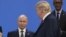 Дональд Трамп и Владимир Путин в Буэнос-Айресе, где в прошлом году состоялся саммит "Большой двадцатки". 30 ноября 2018 года