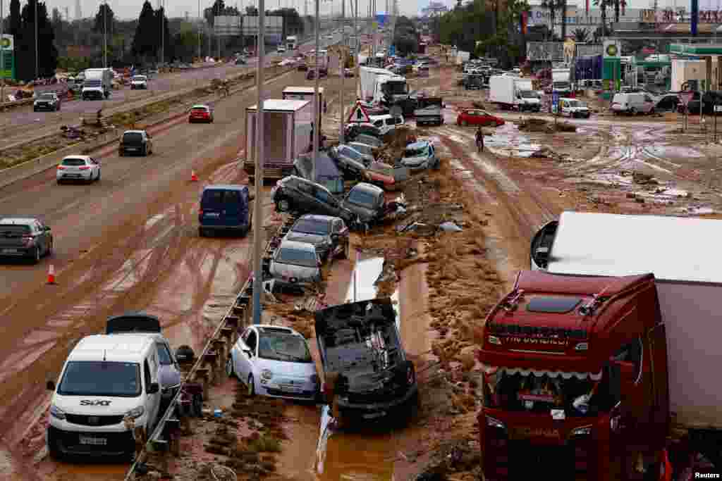 Automobili pored autoputa nakon obilnih kiša u Alfafaru, 1. novembra Meteorolozi najavljuju nove padavine. Iako se ne očekuje da će biti toliko jake kao one ranije ove sedmice, mogu predstavljati novi problem za stanovnike.