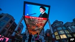 پخش خبر مرگ ابراهیم رئیسی از اخبار شامگاهی در یک مرکز خرید در پکن