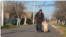Un tată își plimbă fiica pe o stradă din satul Varnița, stânga Nistrului, unde compania „Premier Energy Distribution” ar urma să furnizeze curent electric.