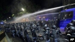 Полиция использует водомет во время протеста оппозиции у здания парламента в Тбилиси, Грузия, 30 апреля 2024 года