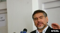 ښاغلي فاطمي وویل، چې خصوصي سكتور باید مرسته وكړي، چې نه افغانستان ته بې كيفيته درمل او خوراكي توكي راوړي او نه يې هم له دې هېواده بهر وليږي.