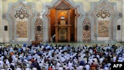 Rugăciunea de vineri la Centrul Islamic din Jackarta în luna Ramadanului