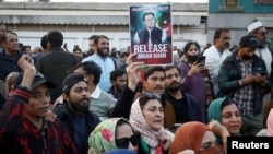 د پي ټي ای غړي او پلویان د عمران خان صحت په اړه تر اندېښنو وروسته د اډیالې زندان مخې ته مظاهره کوي - د ۲۰۲۵ز کال د ډېسېمبر دویمې انځور. 