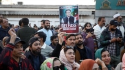 د عمران خان د روغتیايي حالت په اړه د اسلام اباد په ګډون په ټول پاکستان کې احتجاجونه شوي دي. انځور له ارشیفه