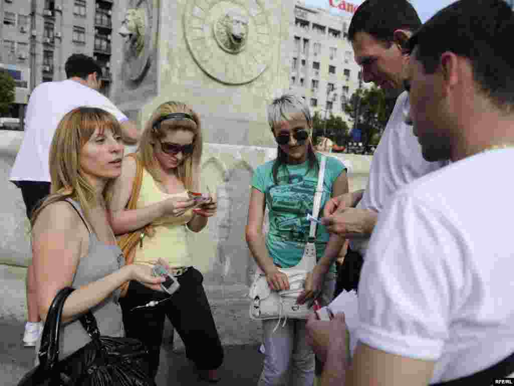Atmosfera Svjetskog prvenstva u fudbalu 2010. već se osjeća na beogradskim ulicama. Kod Terazijske česme okupljaju se građani svih uzrasta razmjenjujući samoljepljive sličice za svoje albume. Foto: Vesna Anđić 