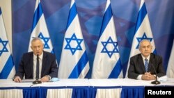 Навесні 2020 року партіям вдалося сформувати коаліційний уряд, в якому чинний прем’єр-міністр Біньямін Нетаньягу (справа) і лідер блоку «Кахоль-Лаван», колишній начальник Генштабу ізраїльської армії Бені Ганц (зліва) мали по черзі очолювати уряд
