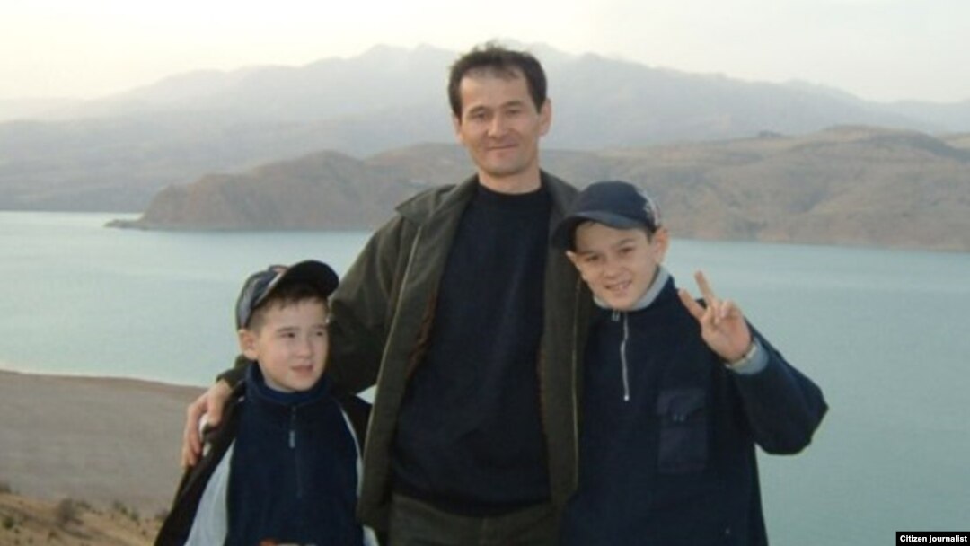 Одилжон Йўлдошев Валижон ва Алибек исмли ўғиллари билан. Расм 2007 йилда олинган
