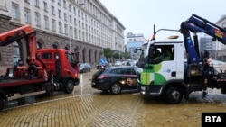 Паяци на Центъра за градска мобилност в София отстраняват паркирани от активисти на "Величие" коли от платното на бул. "Цар Освободител" пред Народното събрание, 28 ноември 2025 г.