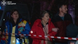 Oameni scoși în stradă la Odesa de un atac rusesc cu dronă, în primele ore ale zilei de joi, 4 decembrie 2025. 