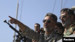 د ایران د سمندري ځواک قوماندان امیرالبحر حبیب الله سیاري د ایراني ځواکونو د پوځي تمرینات څېړي.