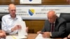 Predsednik Centralne izborne komisije Bosne i Hercegovine Jovan Kalaba i direktor kompanije Smartmatic BH Frans Gunink potpisuju ugovor za nabavku sistema za biometrijsku identifikaciju birača i skeniranje glasačkih listića na biračkim mestima, 18. maj 2026.