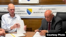 Predsednik Centralne izborne komisije Bosne i Hercegovine Jovan Kalaba i direktor kompanije Smartmatic BH Frans Gunink potpisuju ugovor za nabavku sistema za biometrijsku identifikaciju birača i skeniranje glasačkih listića na biračkim mestima, 18. maj 2026.