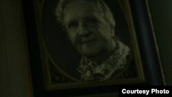 Жителям Дома ветеранов сцены им. М.Г. Савиной до сих пор ничего не известно о судьбе их дома. Петровский остров, Санкт-Петербург. Осень 2005 г. [Фото — <a href="http://vivovoco.rsl.ru/SOS/PHOTO/PAGE00.HTM" target="_blank">Алексей Царев</a>]