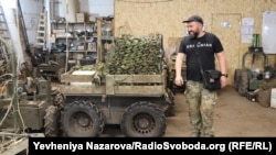Командир рота НРК «Триглав» 110-ї окремої механізованої бригади Сергій Волков у майстерні НРК