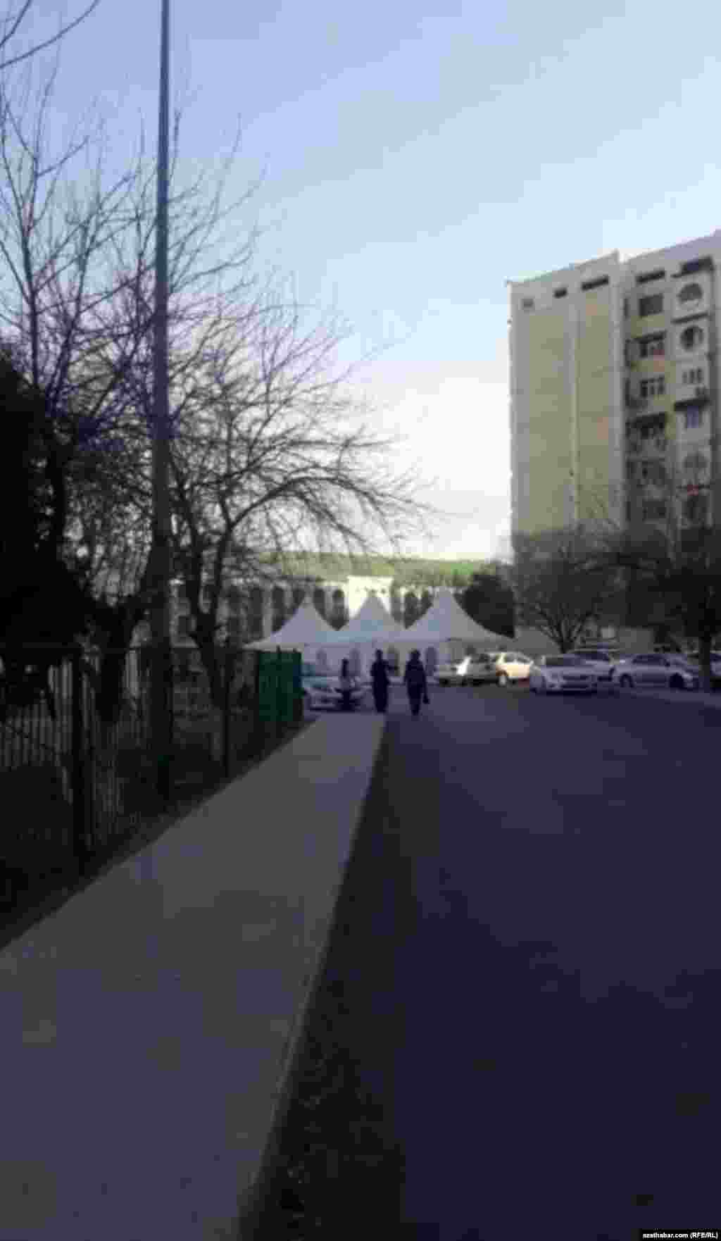 Köçelerdäki ak çadyrlary, ak reňkli awtoulaglary bilen &#39;tapawutlanýan&#39; Aşgabat. Fewral, 2020.&nbsp; &nbsp;