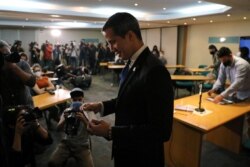 Хуан Гуайдо после пресс-конференции в Каракасе надевает маску - которую почти отказывается носить Николас Мадуро. 5 декабря 2020 года