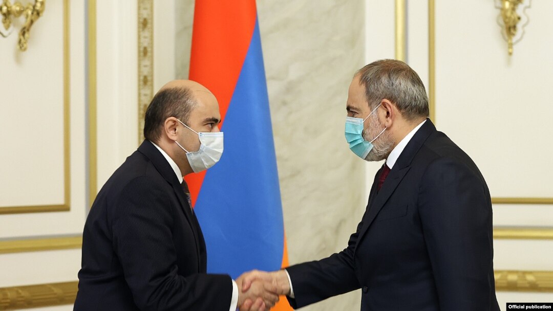 Baş nazir Nikol Paşinyan (sağda) və Edmon Marukyan