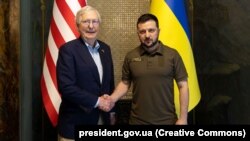 Лідер республіканців у Сенаті США Мітч Макконнелл (л) і президент України Володимир Зеленський, Київ, травень 2023 року