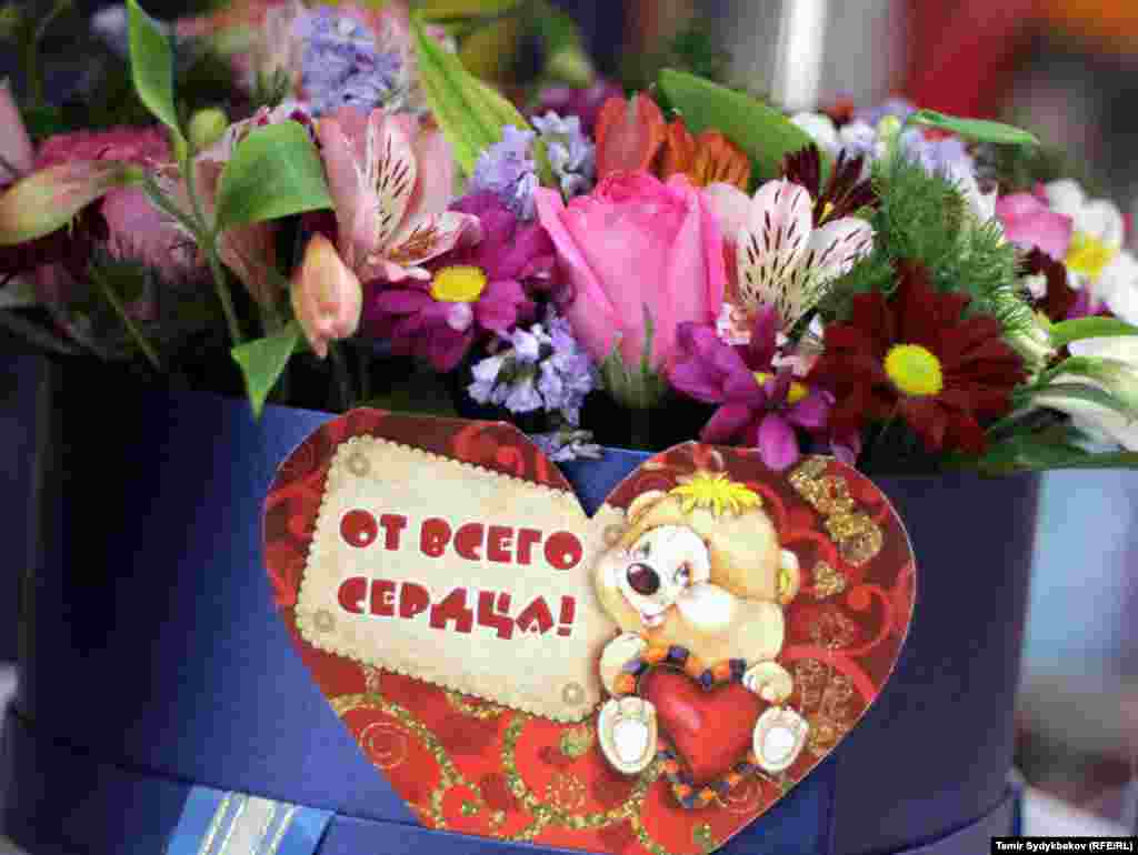 Бүгүн сатылган гүлдөрдүн баасы 500 сомдон 2 миң сомго чейин жетет.