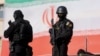 Membri ai poliției iraniene supraveghează un miting pro-guvernamental la Teheran, pe 12 ianuarie 2026.