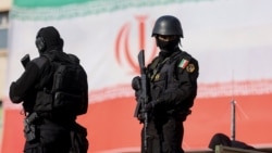 Membri ai poliției iraniene supraveghează un miting pro-guvernamental la Teheran, pe 12 ianuarie 2026.