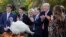 Donald Trump elnöki kegyelmet ad egy pulykának a Hálaadás alkalmával 2017. november 21-én. 