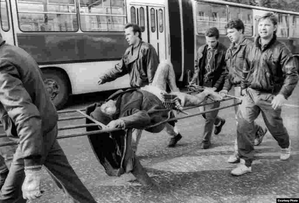 The 1993 constitutional crisis. Those who rallied to defend the dissolved Supreme Soviet carry out of firing range people injured during the storm of the White House by government troops. 4 October 1993.