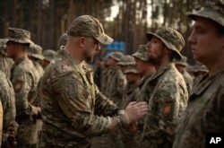 Новоприбулі солдати завершують навчання на військовій базі поблизу Києва, Україна, 25 вересня 2023 року