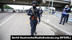 1 червня поліція отримала повідомлення про замінований міст Метро в Києві. Чоловіка з муляжем вибухового пристрою невдовзі затримали