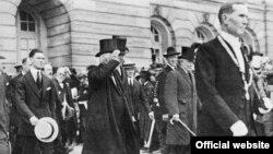 Președintele Woodrow Wilson, cu David Lloyd George și Georges Clemenceau, la Conferința de Pace de la Paris, după semnarea tratatului de pace cu Germania, în iunie 1919