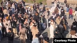 Türkmən tələbələr universitetdən qovulmalarına etiraz edirlər.